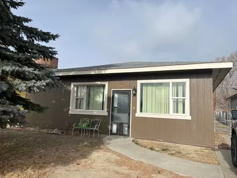 109 E Brooks St, Rawlins, WY 82301