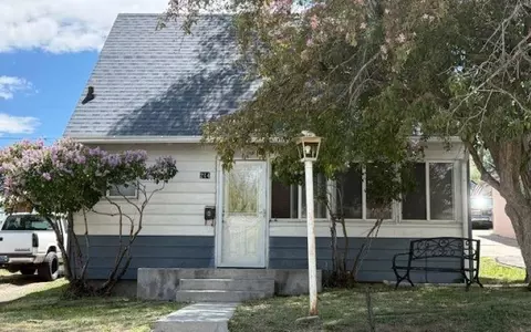 214 E Spruce St, Rawlins, WY 82301