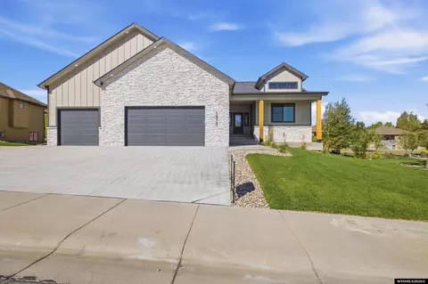 Exterior - 1072 Cornwall St, Casper, WY 82609 photo 2 of 8