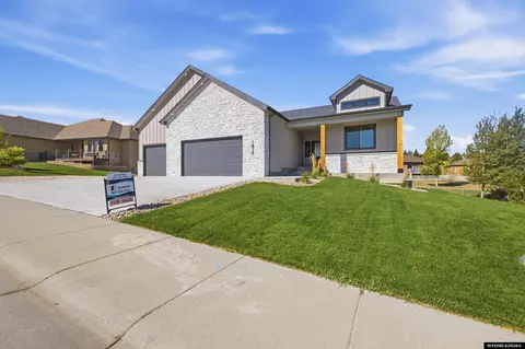 Exterior - 1072 Cornwall St, Casper, WY 82609 photo 3 of 8