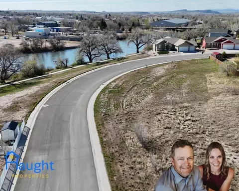 870 N And 876 N Shoshone Dr, Douglas, WY 82633