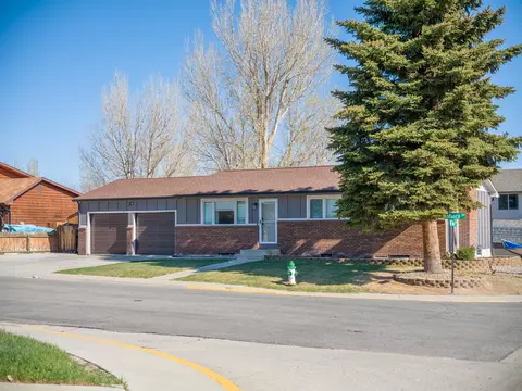 825 Sundance Dr, Green River, WY 82935
