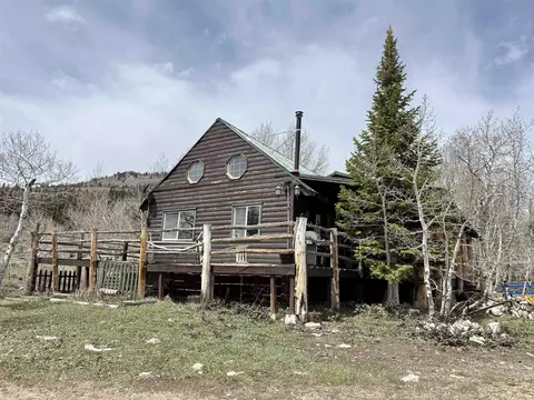 582 Porcupine Dr, Kemmerer, WY 83101