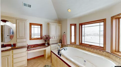 Bath - 655 Longview Ln, Lander, WY 82520 photo 4 of 5
