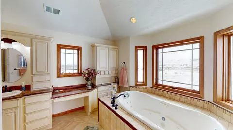 Bath - 655 Longview Ln, Lander, WY 82520 photo 4 of 5