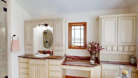 Bath - 655 Longview Ln, Lander, WY 82520 photo 2 of 5