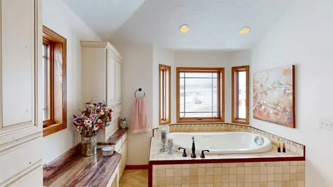 Bath - 655 Longview Ln, Lander, WY 82520 photo 1 of 5