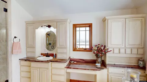Bath - 655 Longview Ln, Lander, WY 82520 photo 2 of 5