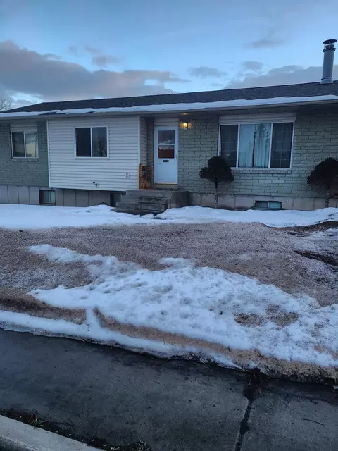 810 Bridger Dr, Green River, WY 82935