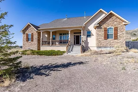 7 Beverly Hills Dr, Rock Springs, WY 82901