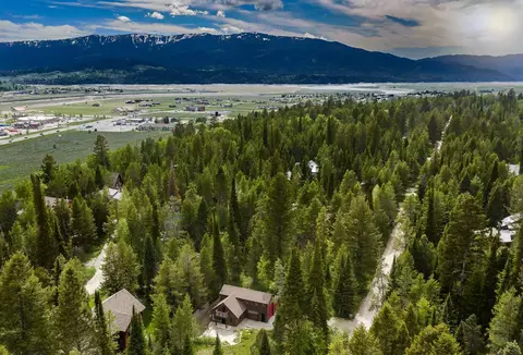 386 Spruce St, Alpine, WY 83128