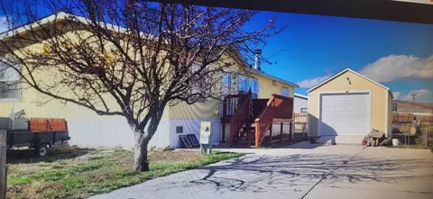 805 Apple St, Rawlins, WY 82301