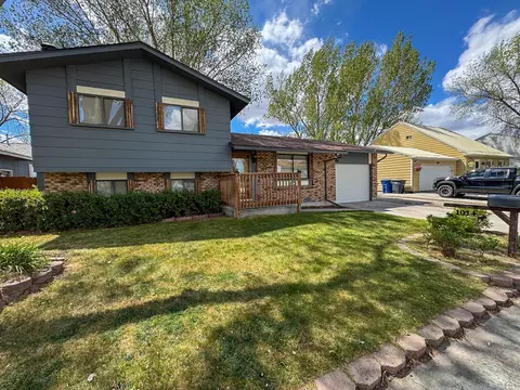 1014 Pinecrest St, Riverton, WY 82501