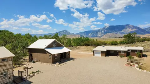 52 Road 8uc, Clark, WY 82435