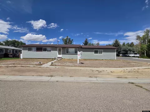907 Plateau Rd, Rock Springs, WY 82901