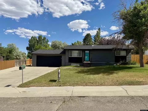 1065 Indian Hills Dr, Green River, WY 82935