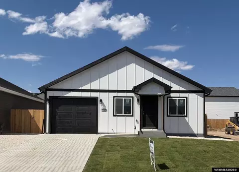 4748 Pontiac St, Mills, WY 82644
