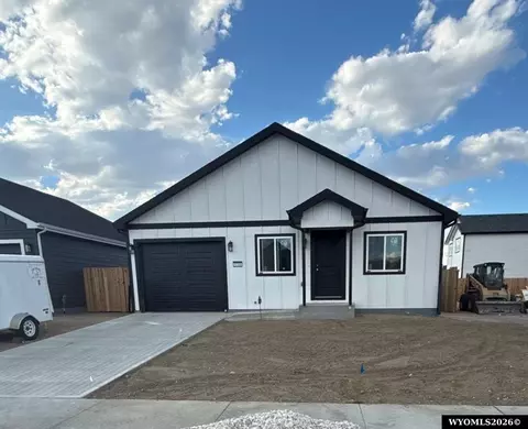 4748 Pontiac St, Mills, WY 82644