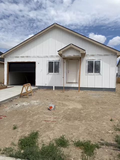 4748 Pontiac St, Mills, WY 82644