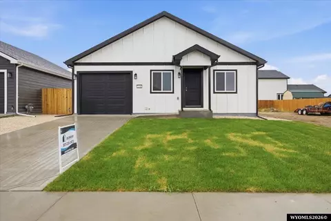 4748 Pontiac St, Mills, WY 82644