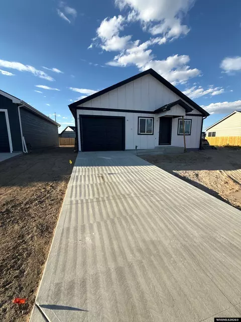 4748 Pontiac St, Mills, WY 82644