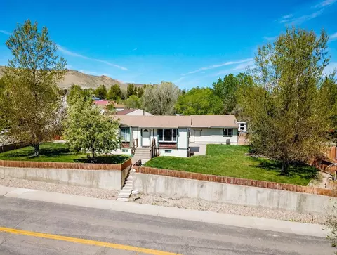 2525 Colorado Dr, Green River, WY 82935
