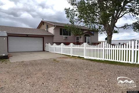 27 Dunham Rd, Glenrock, WY 82637