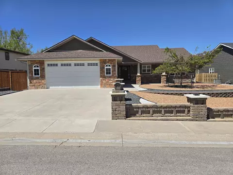 737 W Kendrick St, Rawlins, WY 82301