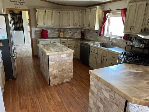 Kitchen - 33 Double Tree Rd, Riverton, WY 82501 photo 3 of 4
