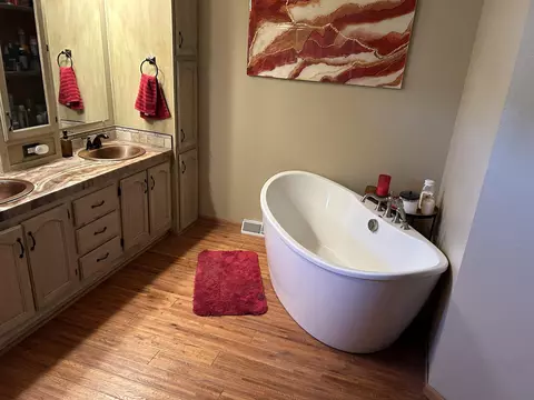 Bath - 33 Double Tree Rd, Riverton, WY 82501 photo 2 of 3