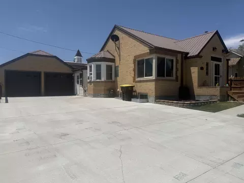 616 8th St, Rawlins, WY 82301