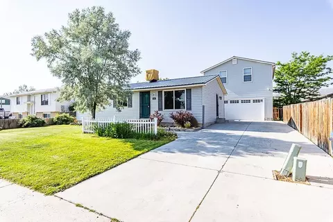 1410 N Riverbend Dr, Green River, WY 82935