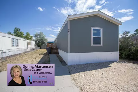 979 5th St, Evansville, WY 82636