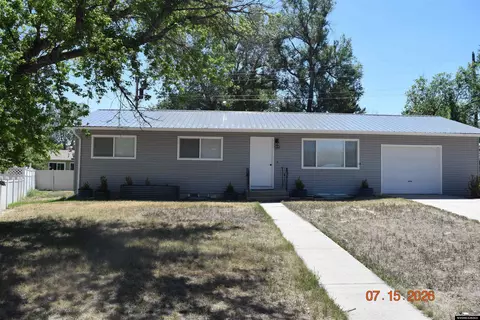 12 Lakota Ct, Glenrock, WY 82637