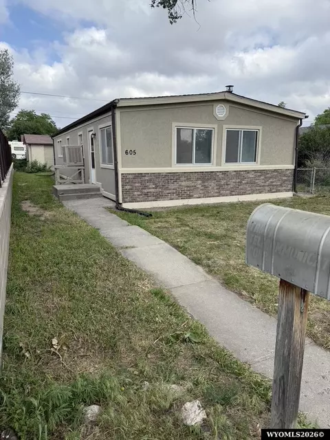 605 S 8th St, Douglas, WY 82633