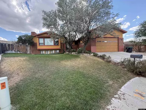 555 Waggener Cir, Green River, WY 82935