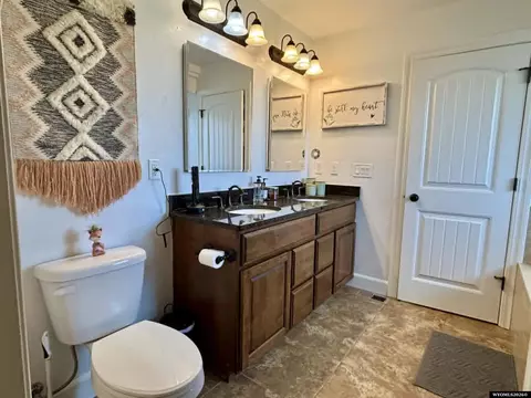 Bath - 964 Eagle Dr, Douglas, WY 82633 photo 2 of 5