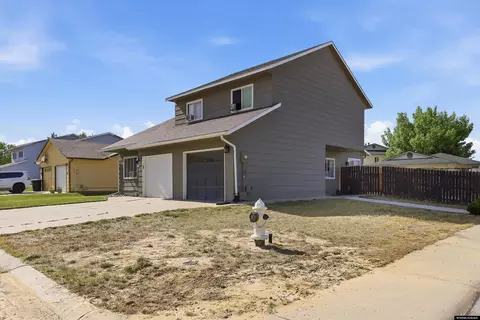 946 Fulton St, Mills, WY 82644