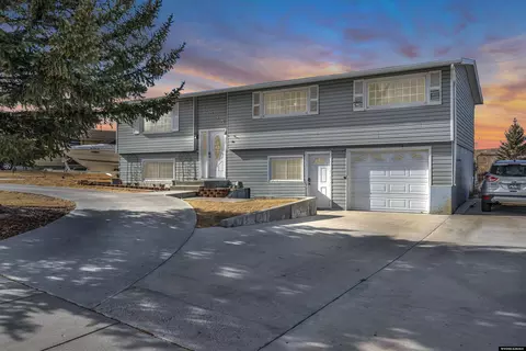 1835 Arkansas Dr, Green River, WY 82935