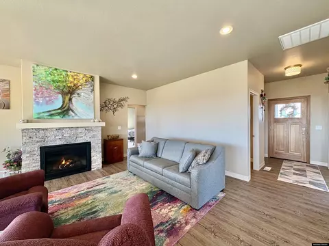 Living - 213 Dove Loop, Douglas, WY 82633 photo 5 of 8