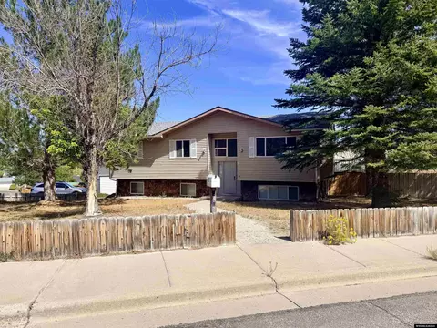 2805 Hitching Post Dr, Green River, WY 82935