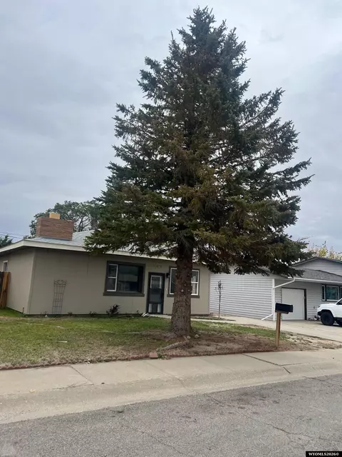109 E Brooks St, Rawlins, WY 82301