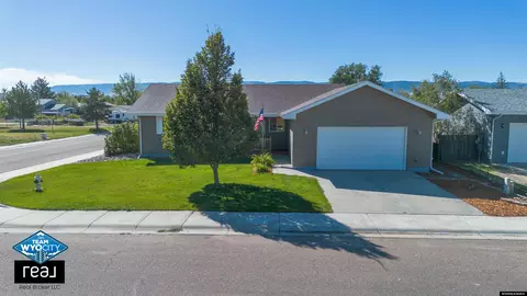 915 6th St, Evansville, WY 82636
