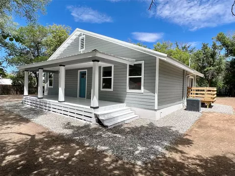 813 Sandy Ln, Espanola, NM 87532