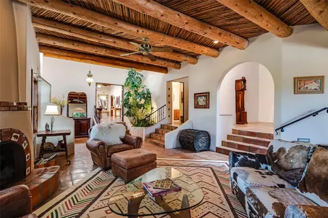 1073 Encantado Dr, Santa Fe, NM 87501