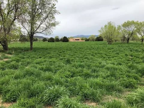 690 Apple Ct, Taos, NM 87571