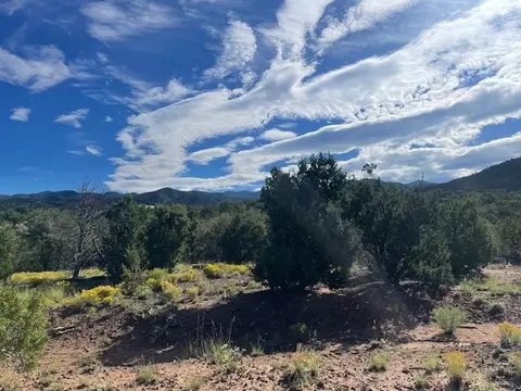 2 Eccola Ln, Santa Fe, NM 87506