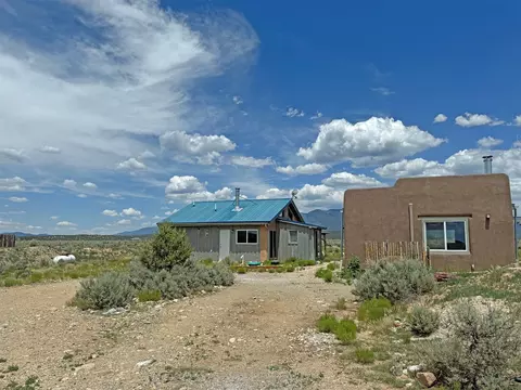 620 Tune Dr, Arroyo Hondo, NM 87513