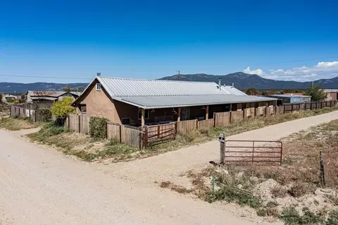 32 Upper Llano, Llano, NM 87543