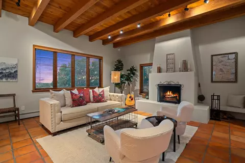 17 Camino Estrellas, Santa Fe, NM 87508